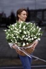 Кошик  зі 101 білого  тюльпану - Image 5