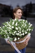 Кошик  зі 101 білого  тюльпану - Image 6