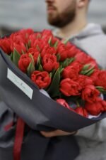 Букет з 51 піоновидного червоного тюльпану - Зображення 2