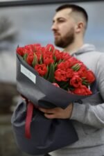 Букет з 51 піоновидного червоного тюльпану - Зображення 3