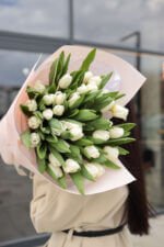 Букет із 35 білих тюльпанів - Зображення 4