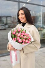 Букет із 25 піоновидних тюльпанів сорту Колумбус - Зображення 3