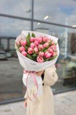 Букет із 25 піоновидних тюльпанів сорту Колумбус - Зображення 2