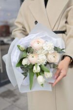 Ніжний мікс із ранункулюсом, діантусом та тюльпанами - Зображення 2