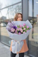 Весняний мікс з трояндами, анемонами і тюльпанами - Зображення 2