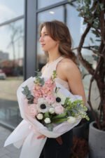 Букет весняний з матіолою, ранункулюсами та анемоном - Зображення 4