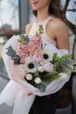 Букет весняний з матіолою, ранункулюсами та анемоном