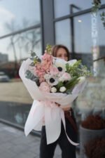 Букет весняний з матіолою, ранункулюсами та анемоном - Зображення 3