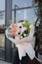 Букет весняний з матіолою, ранункулюсами та анемоном - Зображення 2