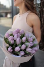 Букет з 25 бузкових тюльпанів - Зображення 4