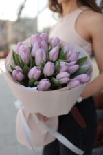 Букет з 25 бузкових тюльпанів