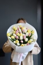 букет з 51 біло-рожево-жовтого тюльпану - Зображення 4