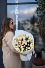 букет з 51 біло-рожево-жовтого тюльпану - Зображення 2