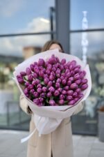 Букет зі 101 малинового тюльпану