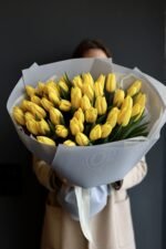 Букет з 51 жовтого тюльпану - Зображення 2