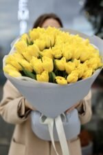 Букет з 51 жовтого піоновидного тюльпана