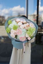 Букет із гортензіями, ранункулюсами та кущовою трояндою