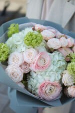 Букет із гортензіями, ранункулюсами та кущовою трояндою - Зображення 4