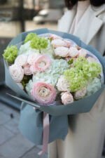 Букет із гортензіями, ранункулюсами та кущовою трояндою - Зображення 3