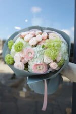 Букет із гортензіями, ранункулюсами та кущовою трояндою - Зображення 2