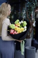 Яскравий весняний мікс з півоніями та нарцисами - Зображення 2