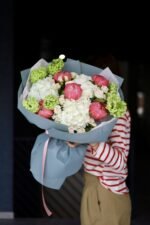 Букет з кораловими піонами та гортензією - Зображення 3