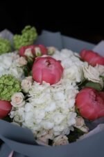 Букет з кораловими піонами та гортензією - Зображення 4