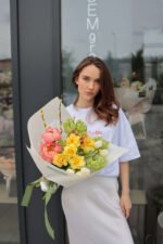 Яскравий весняний мікс з півоніями та нарцисами - Зображення 4