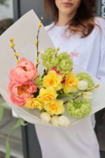 Яскравий весняний мікс з півоніями та нарцисами - Зображення 3