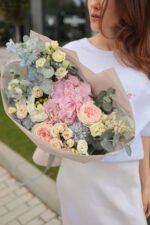 Весняний мікс з гортензією та трояндами