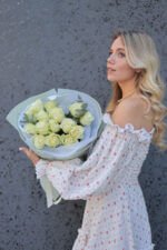 Монобукет з 15 троянд Атена з евкаліптом - Image 4