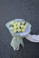 Монобукет з 15 троянд Атена з евкаліптом - Image 3