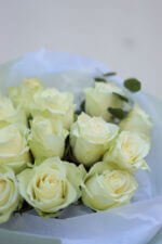 Монобукет з 15 троянд Атена з евкаліптом - Image 2