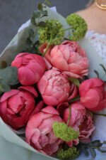 Букет з кораловими піонами та вібурнумом - Зображення 6