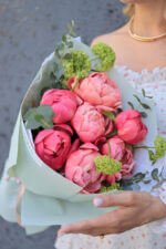 Букет з кораловими піонами та вібурнумом