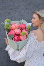 Букет з кораловими піонами та вібурнумом - Зображення 4