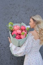 Букет з кораловими піонами та вібурнумом - Зображення 3