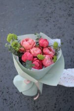 Букет з кораловими піонами та вібурнумом - Зображення 7