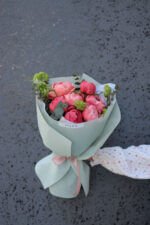 Букет з кораловими піонами та вібурнумом - Зображення 2