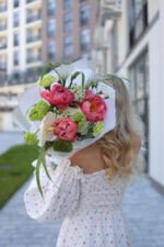 Міксований букет з кораловими  півоніями та вібірнуном