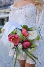 Міксований букет з кораловими  півоніями та вібірнуном - Зображення 2