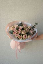 Монобукет із 15 троянд пінк атена з евкаліптом - Image 3