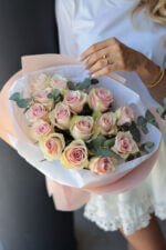 Monobouquet of 15 pink Athena roses with eucalyptus