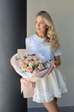 Монобукет із 15 троянд пінк атена з евкаліптом - Image 2