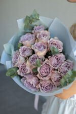 Монобукет із 15 троянд меморі лейн з евкаліптом - Зображення 3