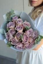 Монобукет із 15 троянд меморі лейн з евкаліптом