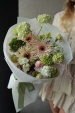 Міксованй букет з герберами, вібурнумом та фрезією