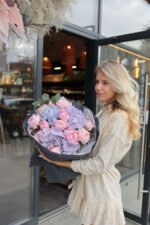 Букет з фіолетовими гортензіями та піонами Сара Бернард - Зображення 4