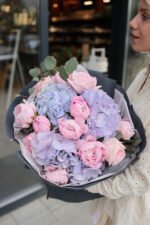 Букет з фіолетовими гортензіями та піонами Сара Бернард