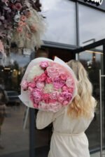 Букет з гортензіями, піонами Сара Бернанрд та піоновидною трояндою сільва пінк - Зображення 3